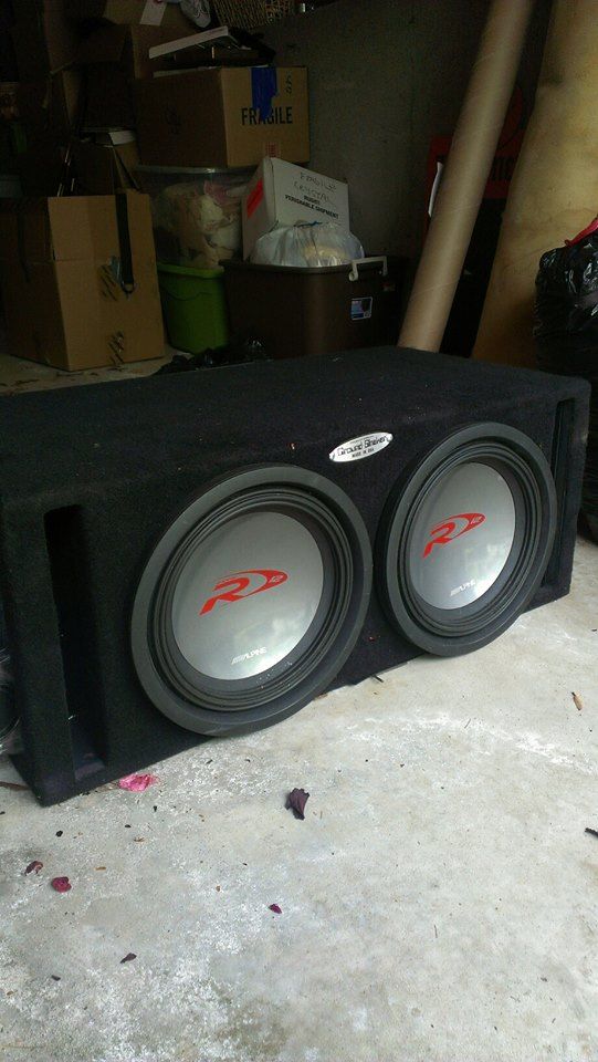 2 twelve inch alpine type R's w/amp, capacitor, wiring kit, box 600