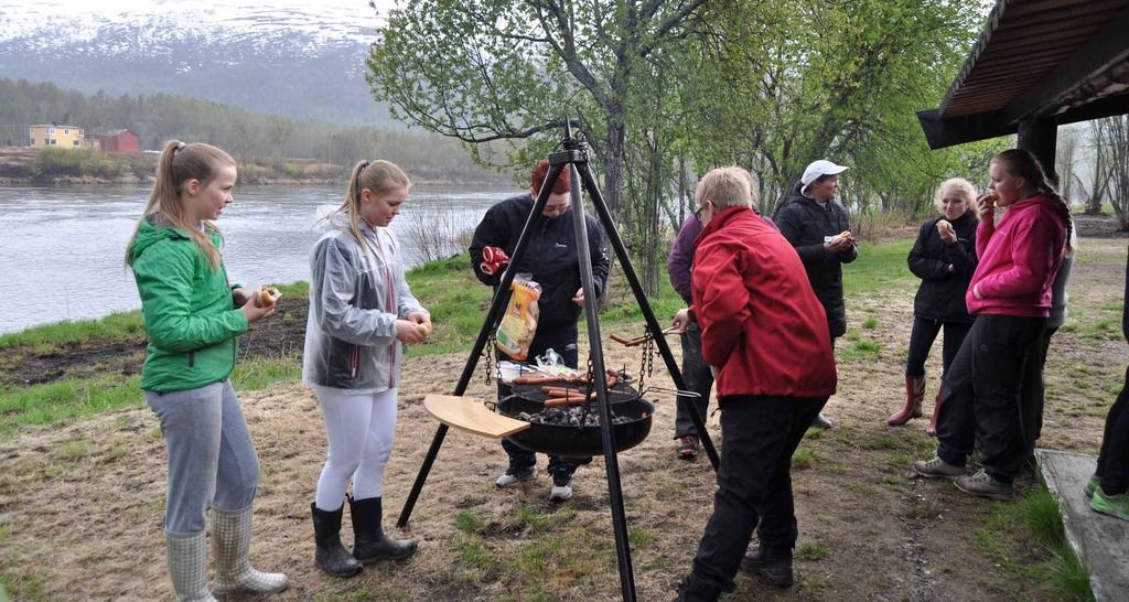  photo MTHK Etterparing griller vi og koser oss ved elvebredden_zpslsft2pbu.jpg