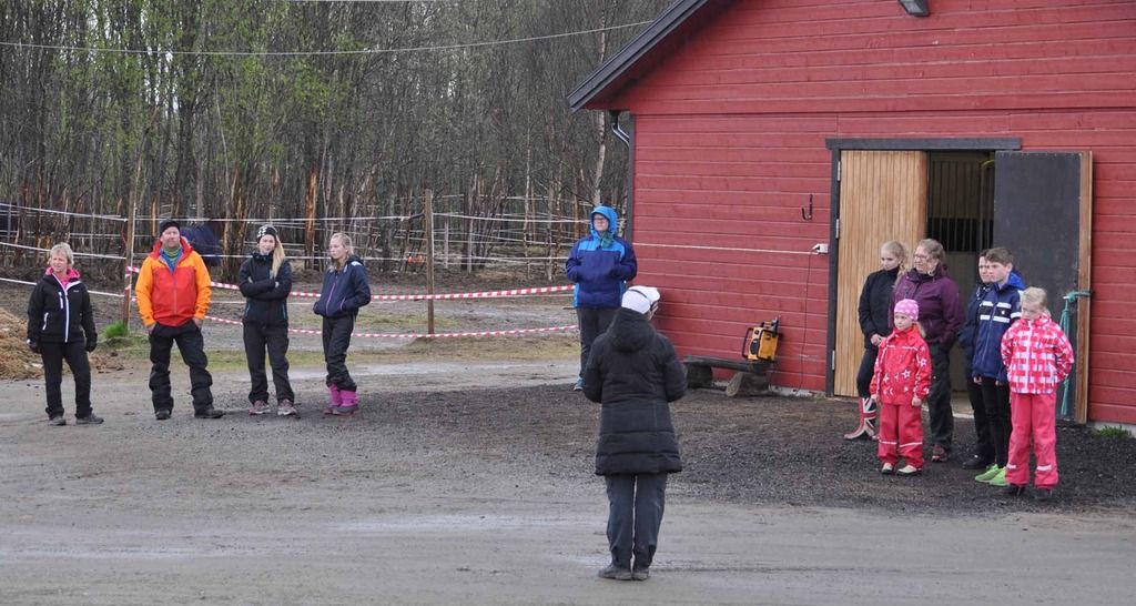  photo MTHK Ridelaeligrer og stalleier Elin Soslashrensen forklarer oslashvelsene paring ridebanen_zps89kl25st.jpg