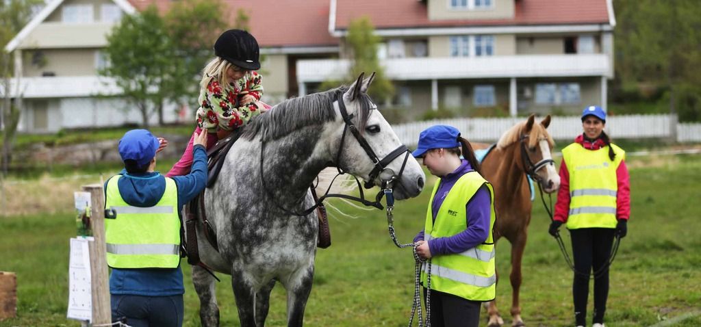  photo Akkurat ferdig med en ridetur hesten  Charmis_zpso3nlb8go.jpg