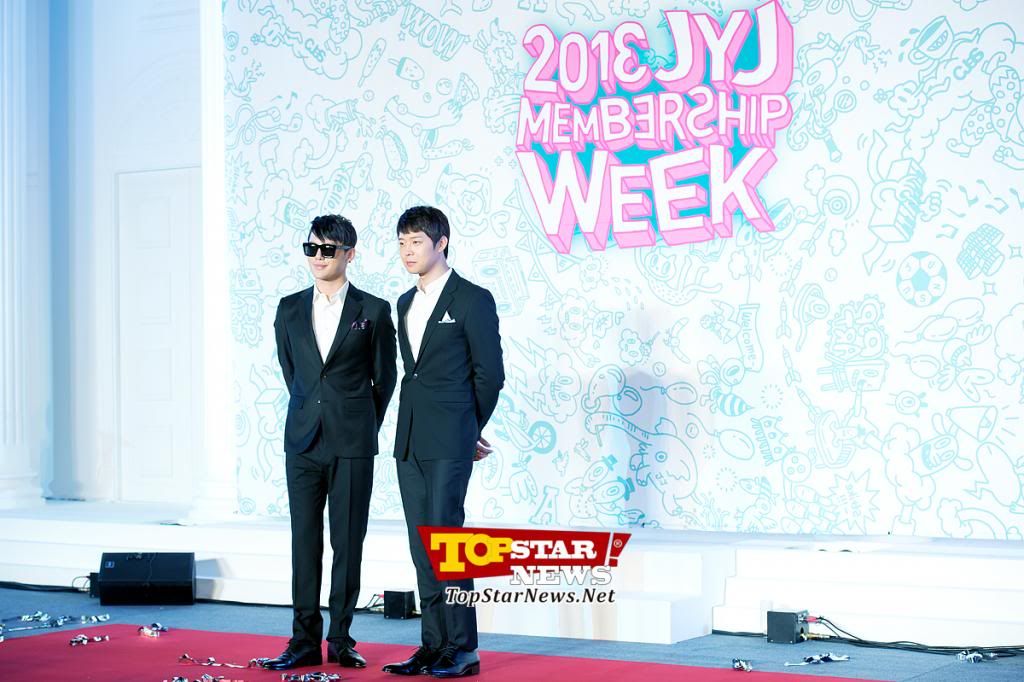 [Noticia] 130627 Yoochun y Junsu en la ceremonia de apertura para el 2013 JYJ Membership Week photo 9149009095_cee4def9b4_o_zpsda7e042b.jpg