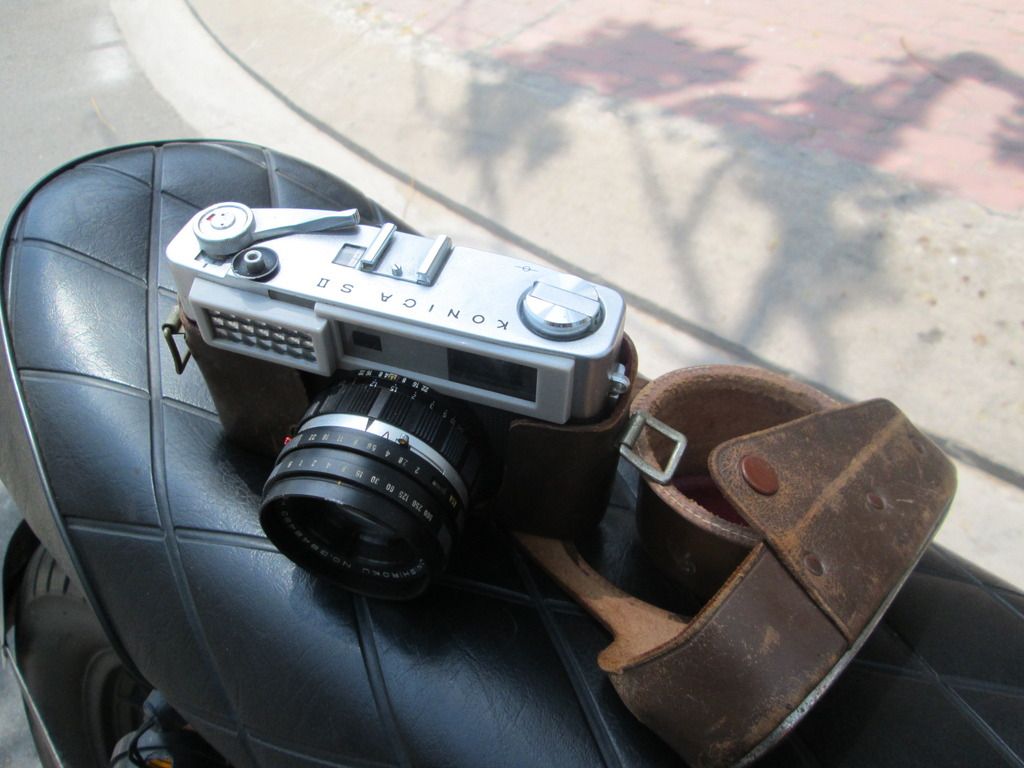 Bán máy ảnh bình dân và lens chữa cháy.