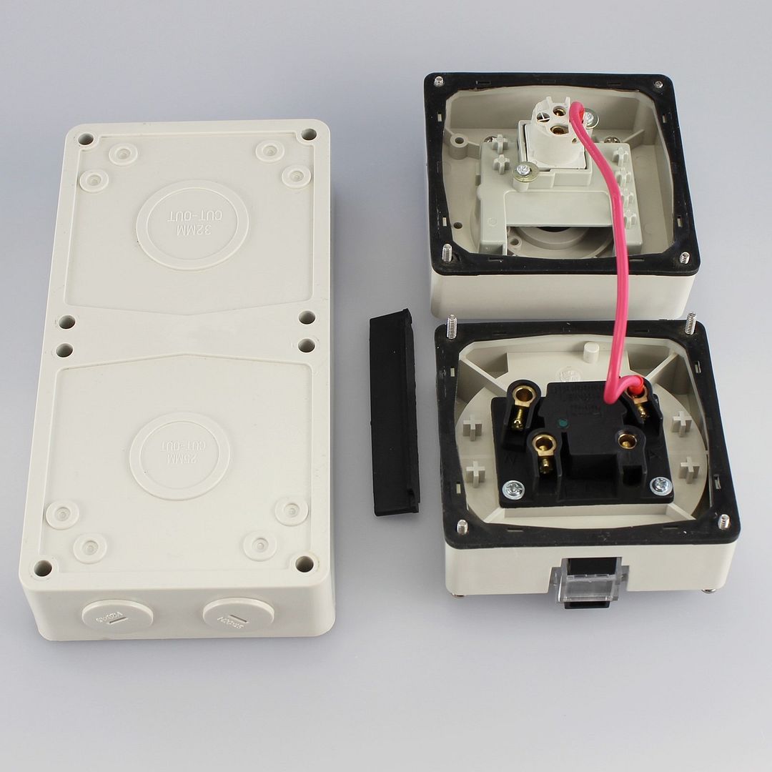 3 Pin 15 Amp Weatherproof Combination Switched Socket Ip66